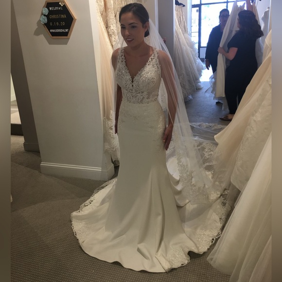 Essence Designs (Essence of Australia) Wedding Dress - Picture 5 of 14